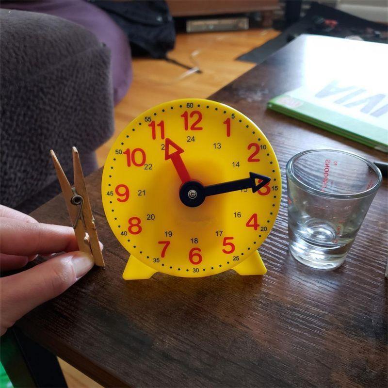 Stevvex learning clock yellow plastic 4 inch 12/24 hour clock with red and black hands on stand on Tampa Home & Garden Store