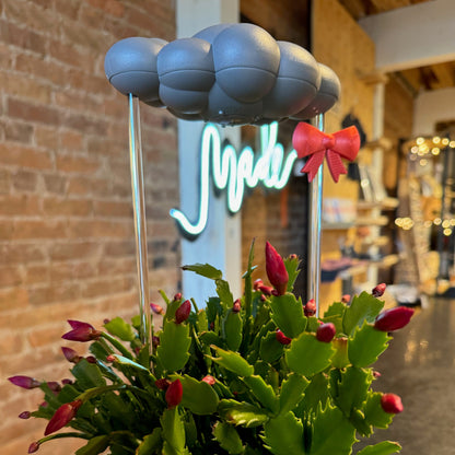 Nube de lluvia goteante y tormentosa con dije de lazo