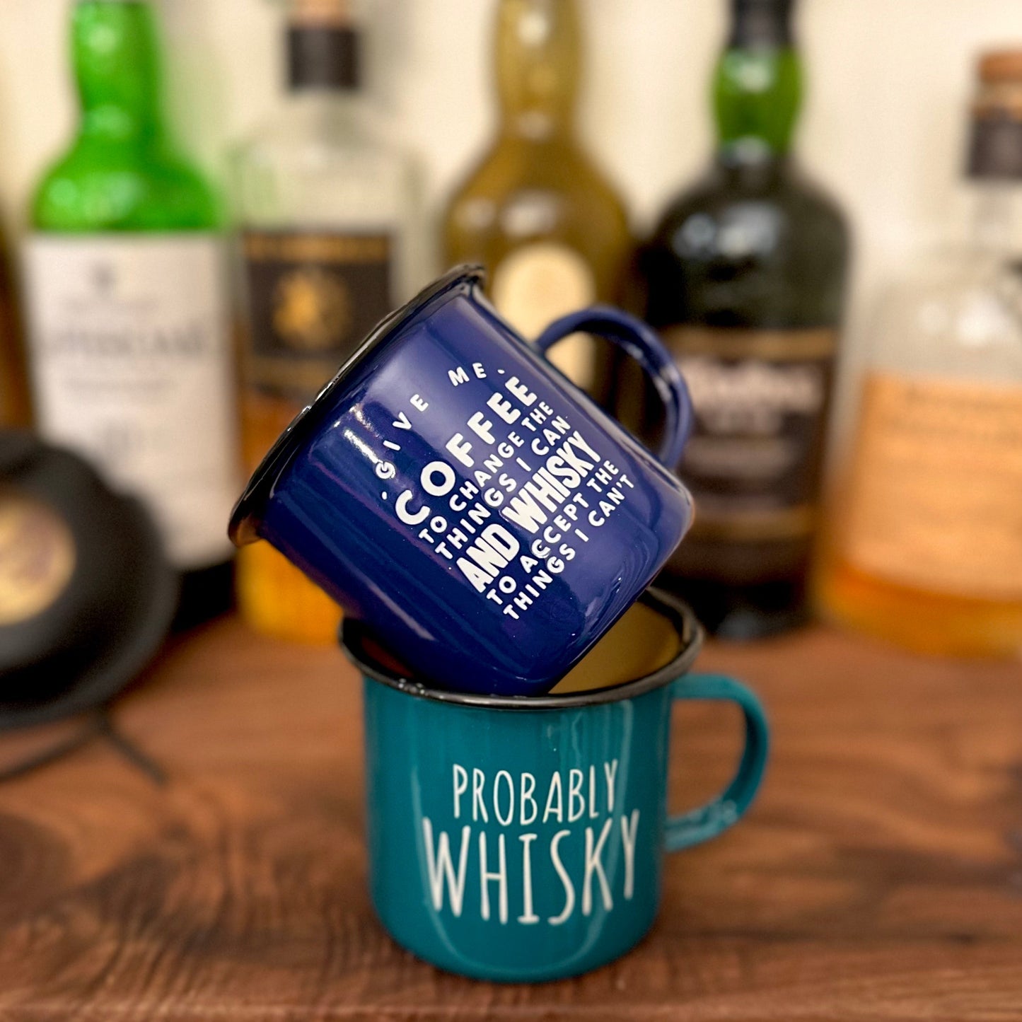 Donnez-moi du café pour changer les choses que je peux et du whisky pour accepter les choses que je ne peux pas. Tasse à café en émail de 11 oz