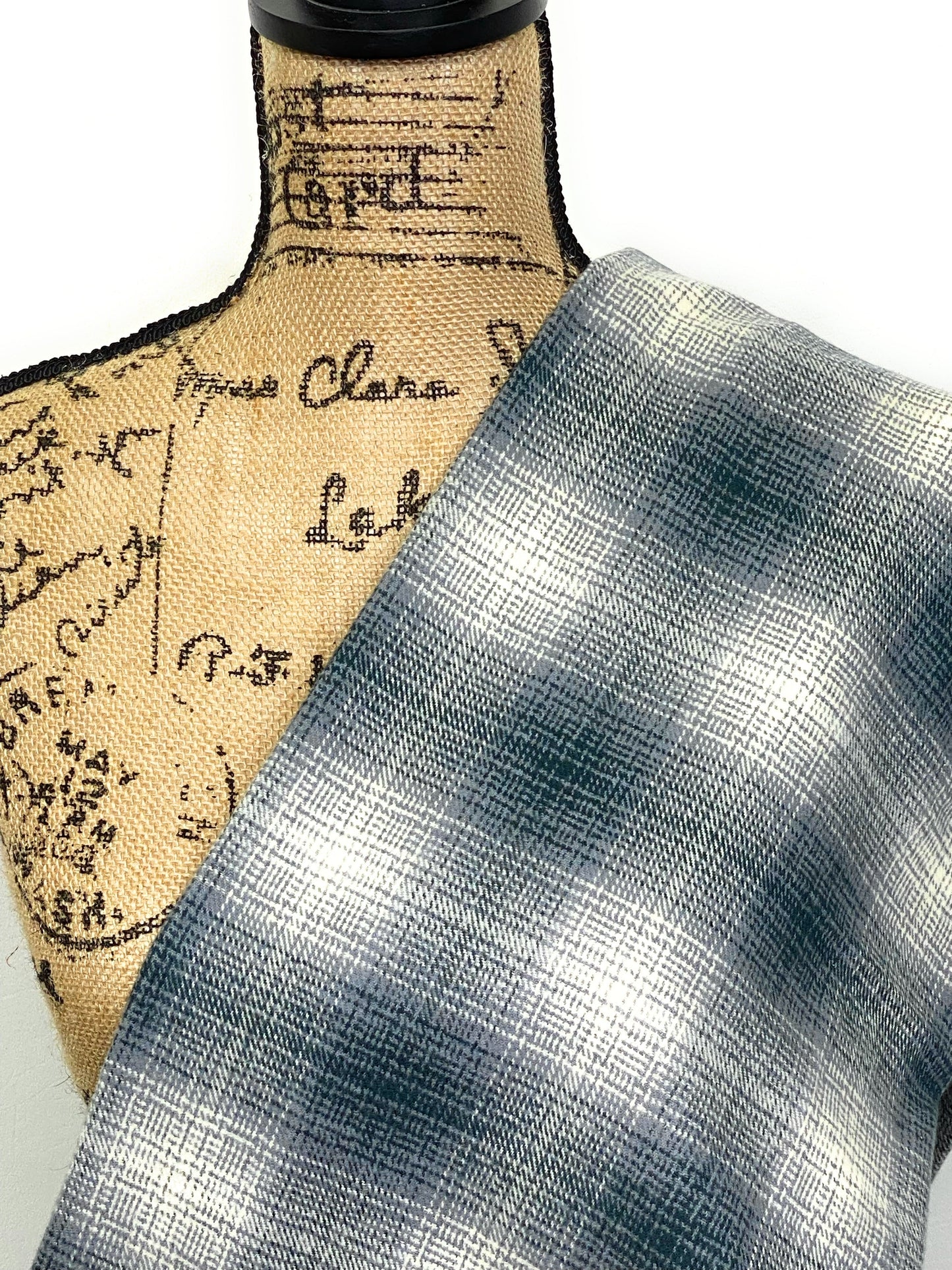 Écharpe infinie ou couverture en flanelle à carreaux ombrés bleu français foncé, gris et crème