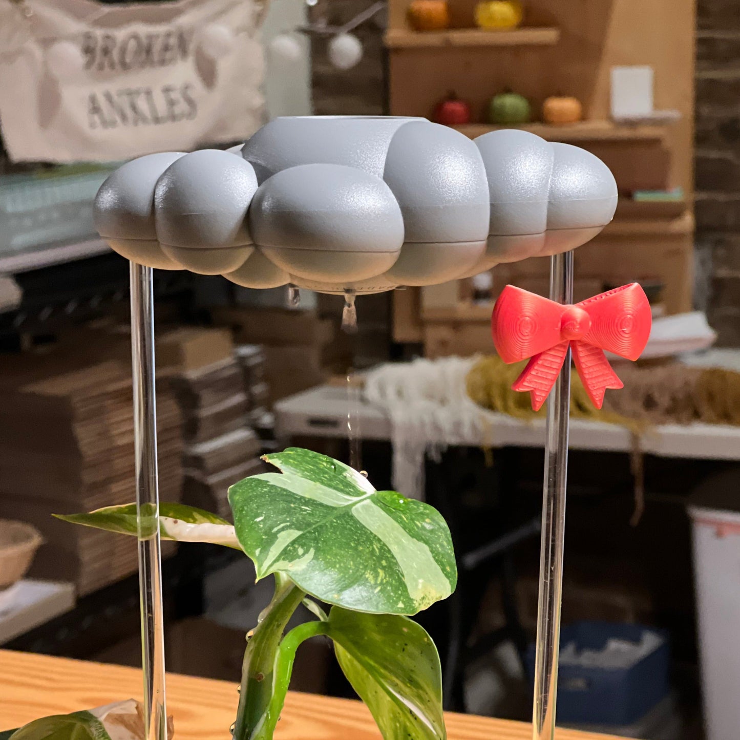Nube de lluvia goteante y tormentosa con dije de lazo