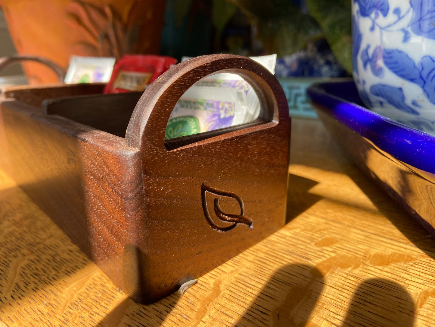 Caja de té de nogal hecha a mano - Grabado personalizado de hojas de té
