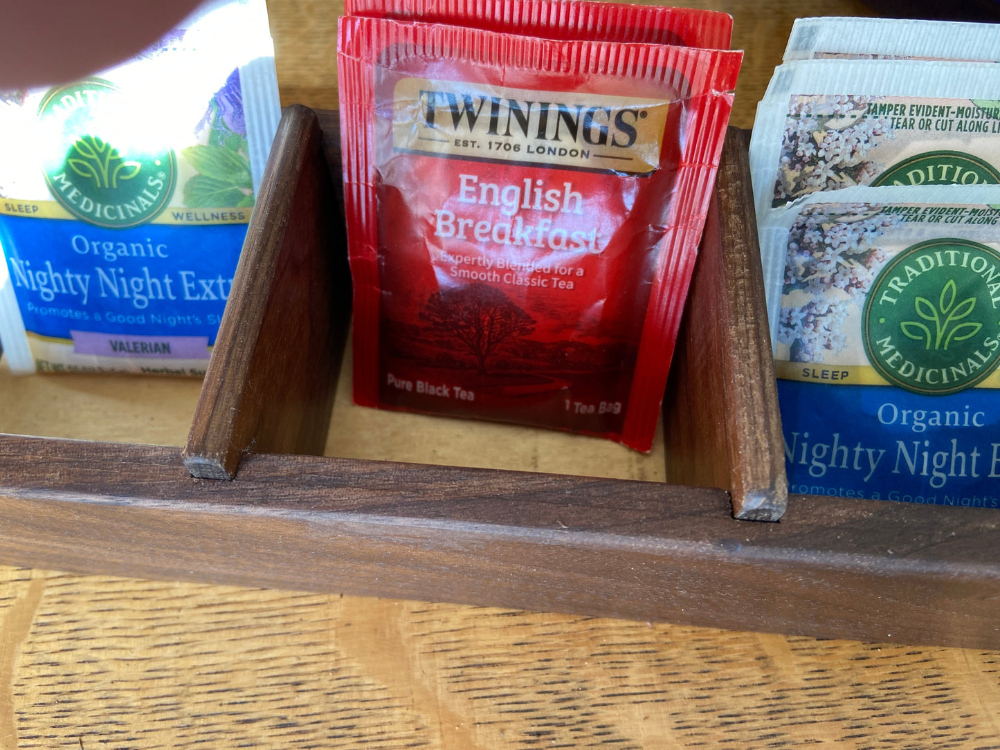 Caja de té de nogal hecha a mano - Grabado personalizado de hojas de té