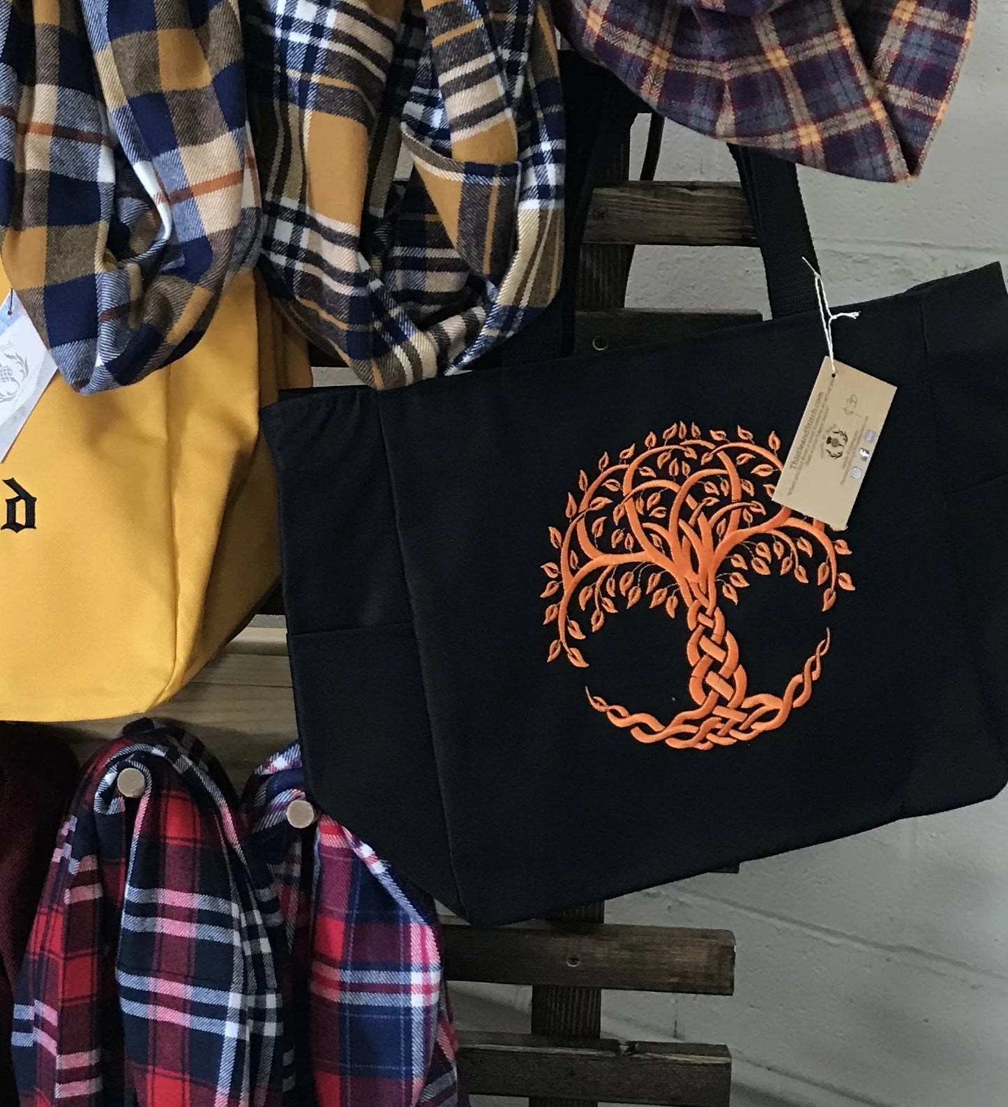 Bolsa de mano bordada con nudo celta y árbol de la vida. Pedido personalizado. Cientos de combinaciones de colores.