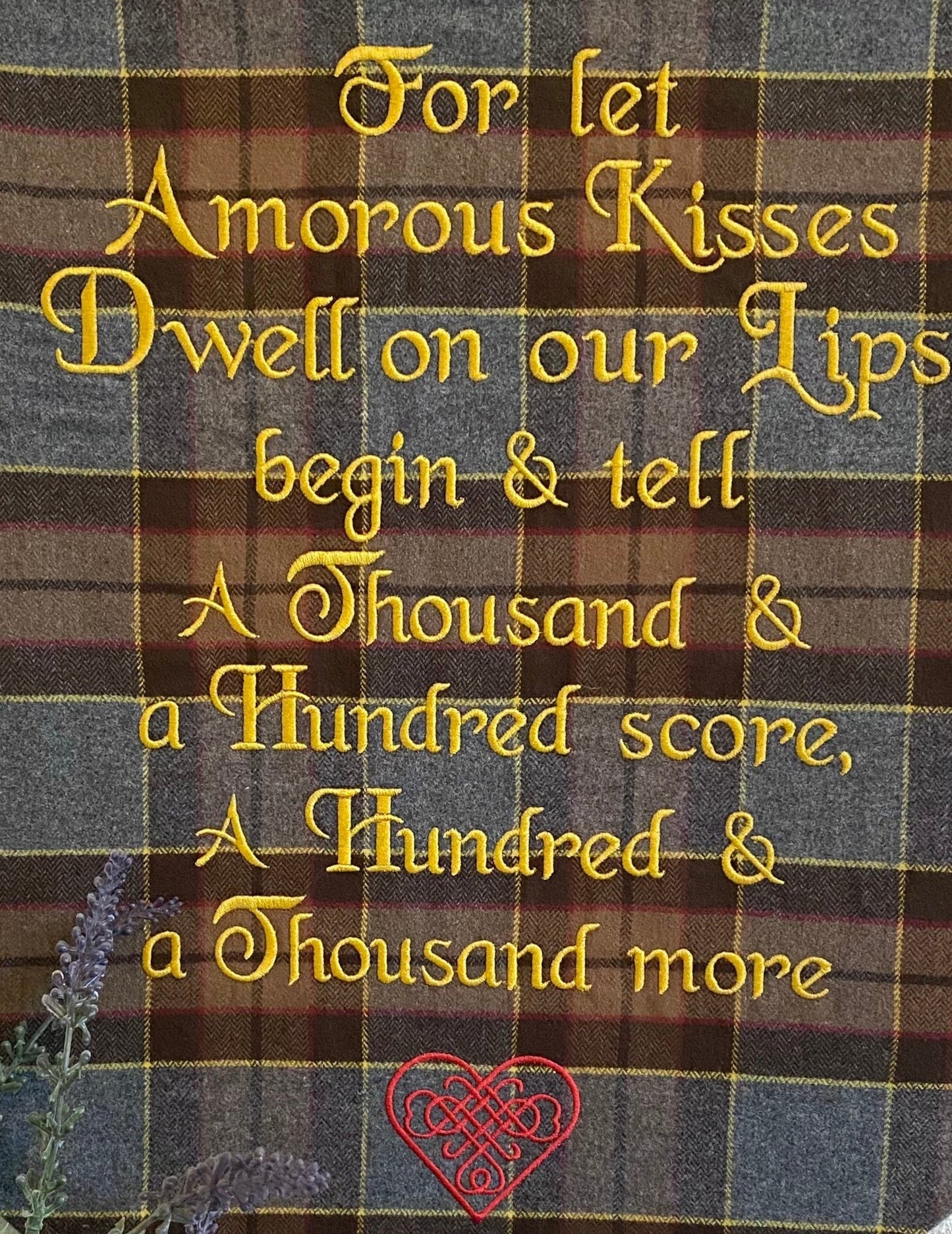 Para que los besos amorosos moren... Funda de almohada de franela bordada con cita de Outlander