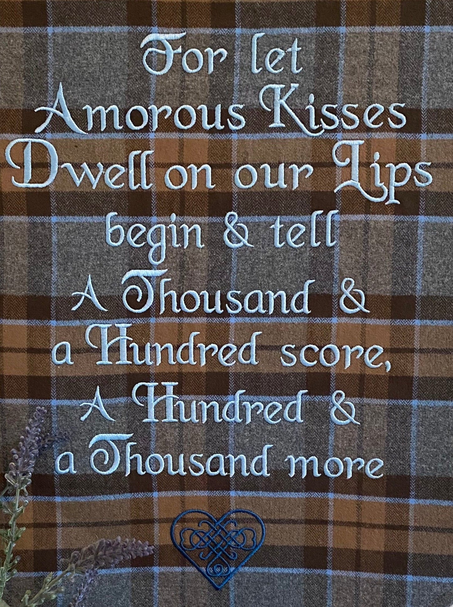 Para que los besos amorosos moren... Funda de almohada de franela bordada con cita de Outlander