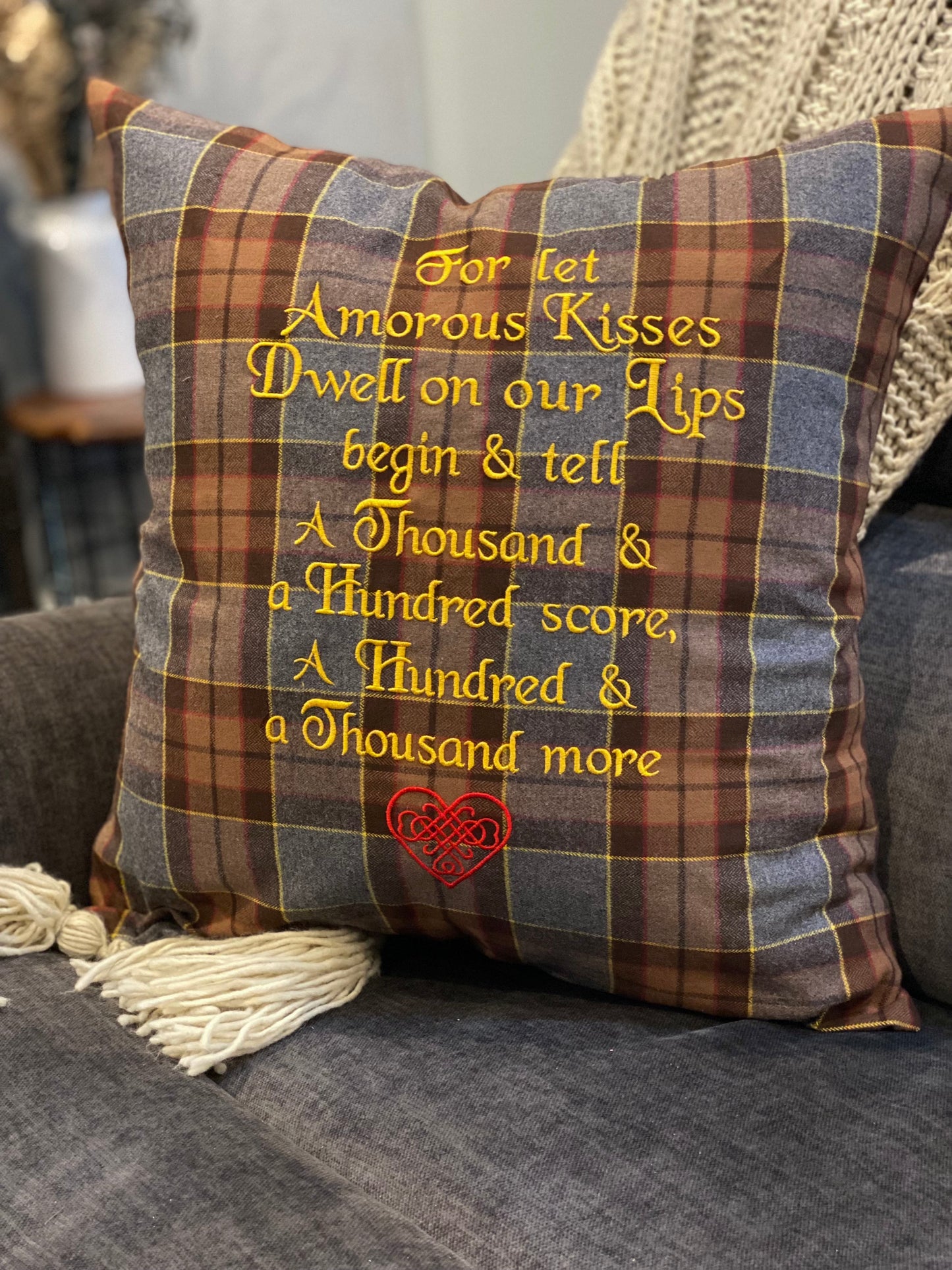 Para que los besos amorosos moren... Funda de almohada de franela bordada con cita de Outlander