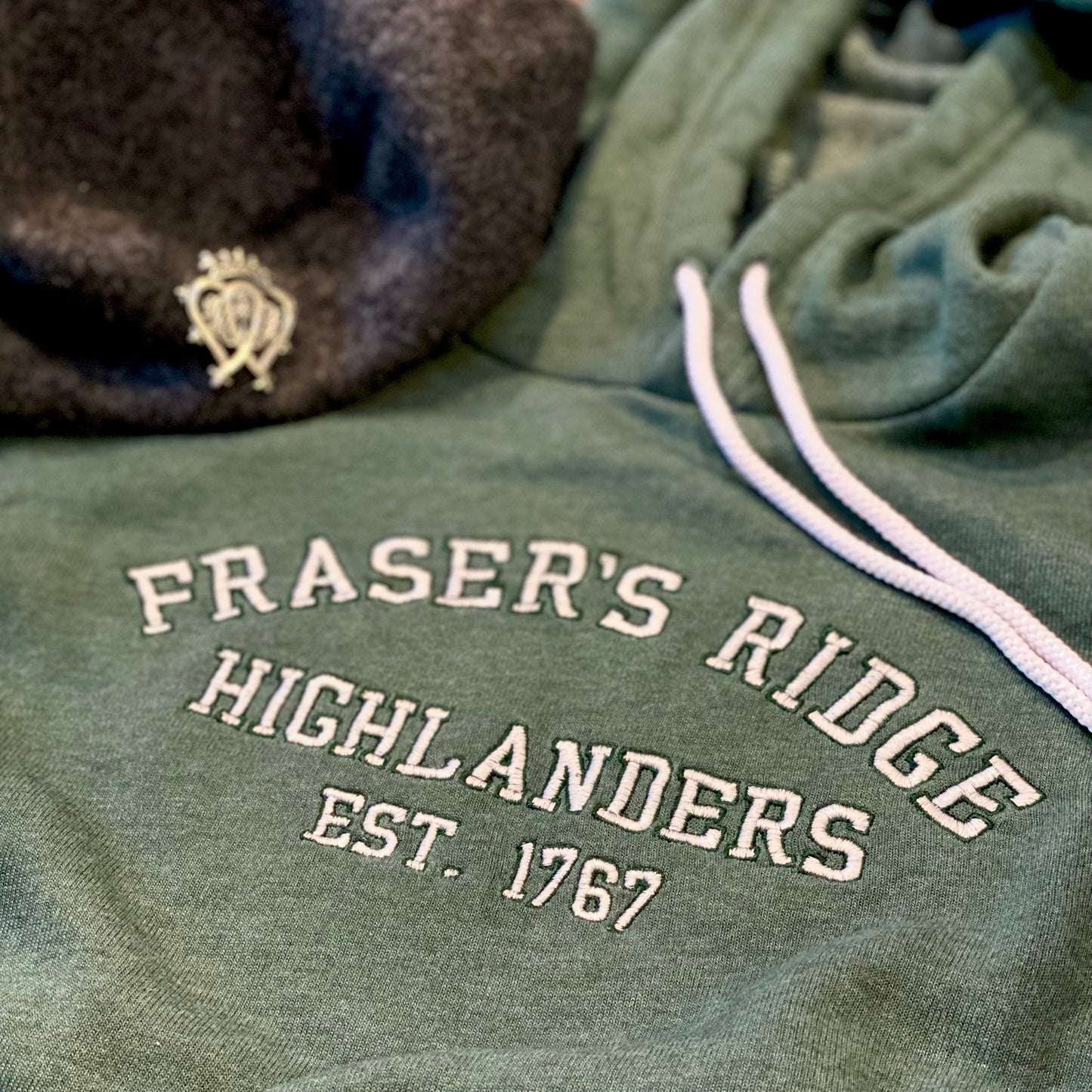 Sudadera unisex con capucha de forro polar suave bordada de Fraser's Ridge Highlanders Collegiate - Inspiración de Outlander