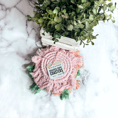 Sous-verres tressés à pompons pastel