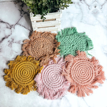 Sous-verres tressés à pompons pastel