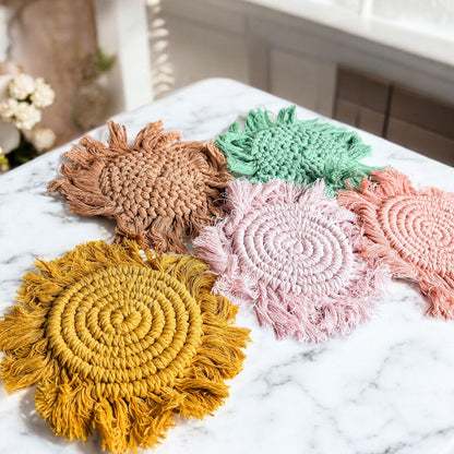 Sous-verres tressés à pompons pastel
