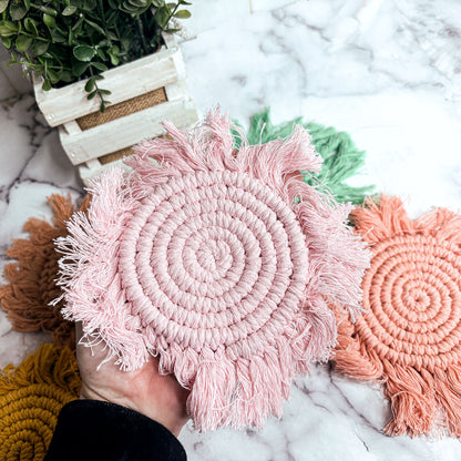 Sous-verres tressés à pompons pastel