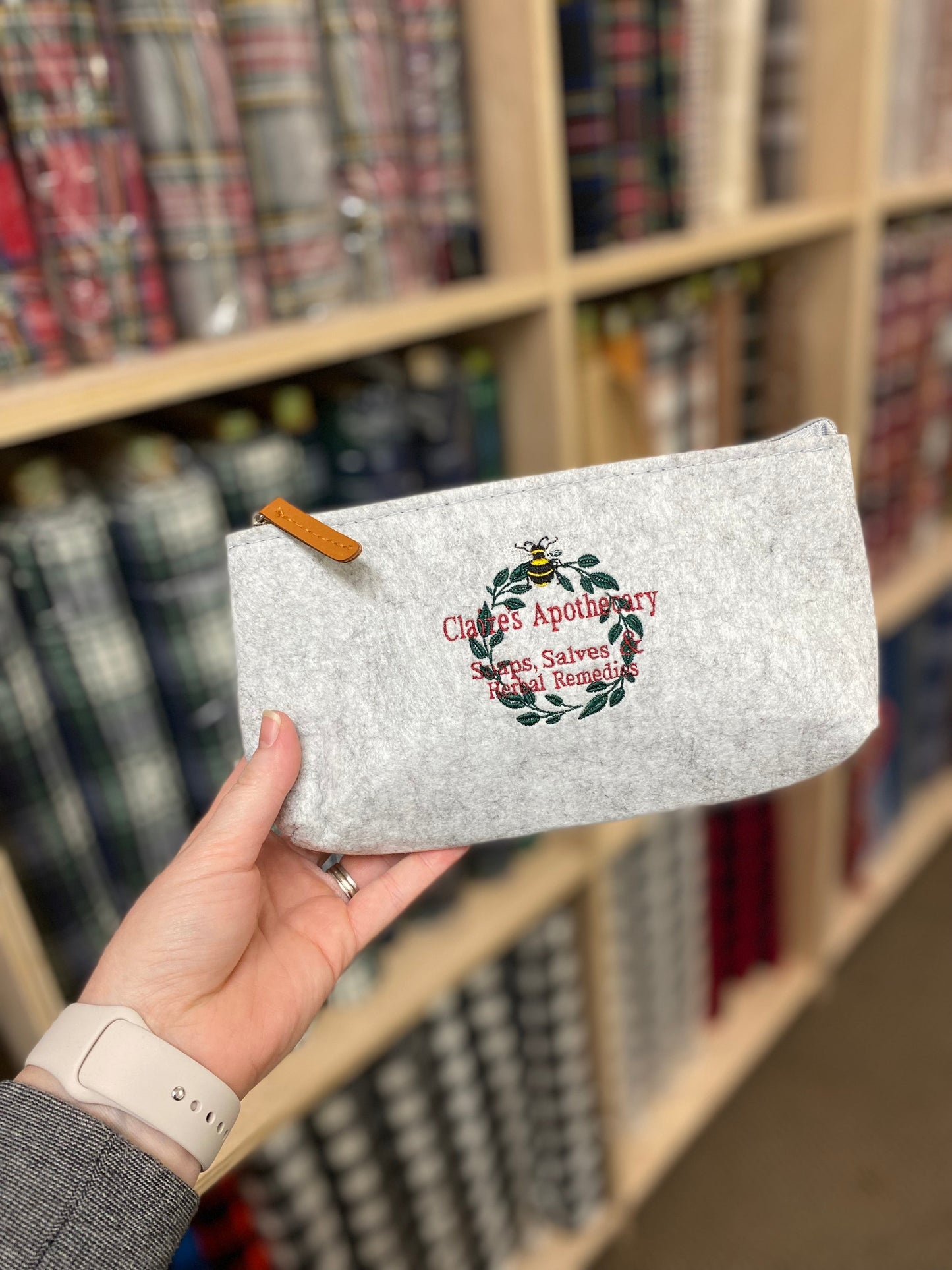 Pochette zippée en feutre brodé Claire's Apothecary