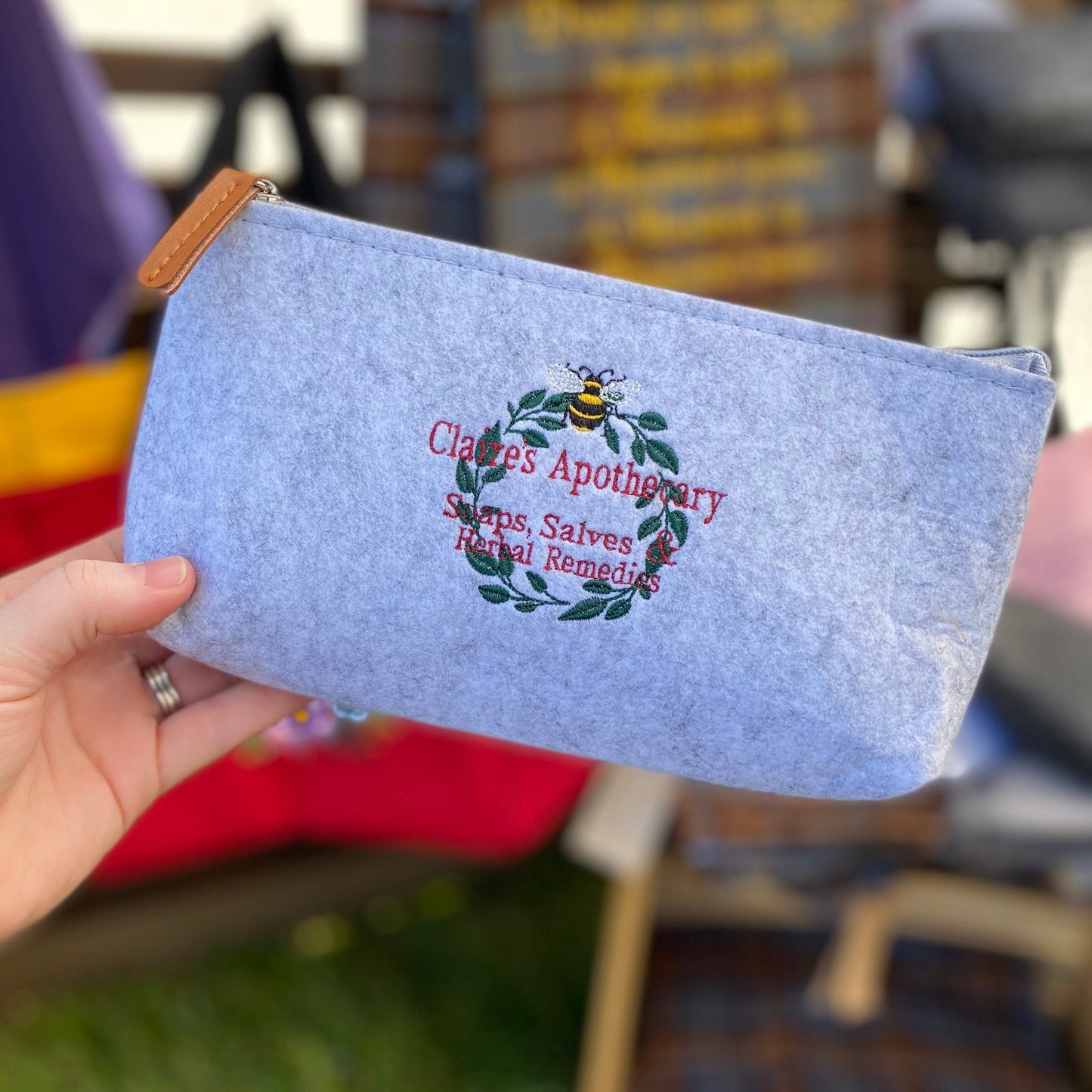 Pochette zippée en feutre brodé Claire's Apothecary