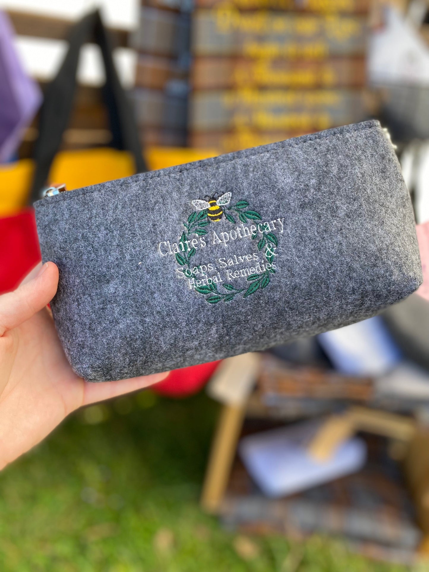 Pochette zippée en feutre brodé Claire's Apothecary