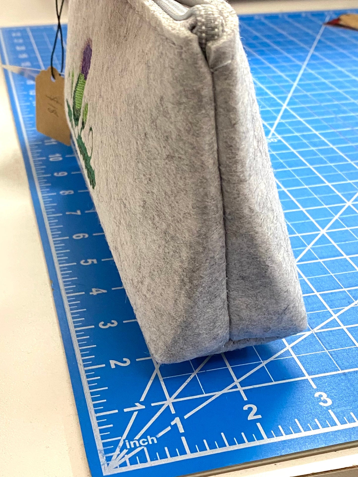 Pochette zippée en feutre brodée avec scène d'ours de montagne colorée