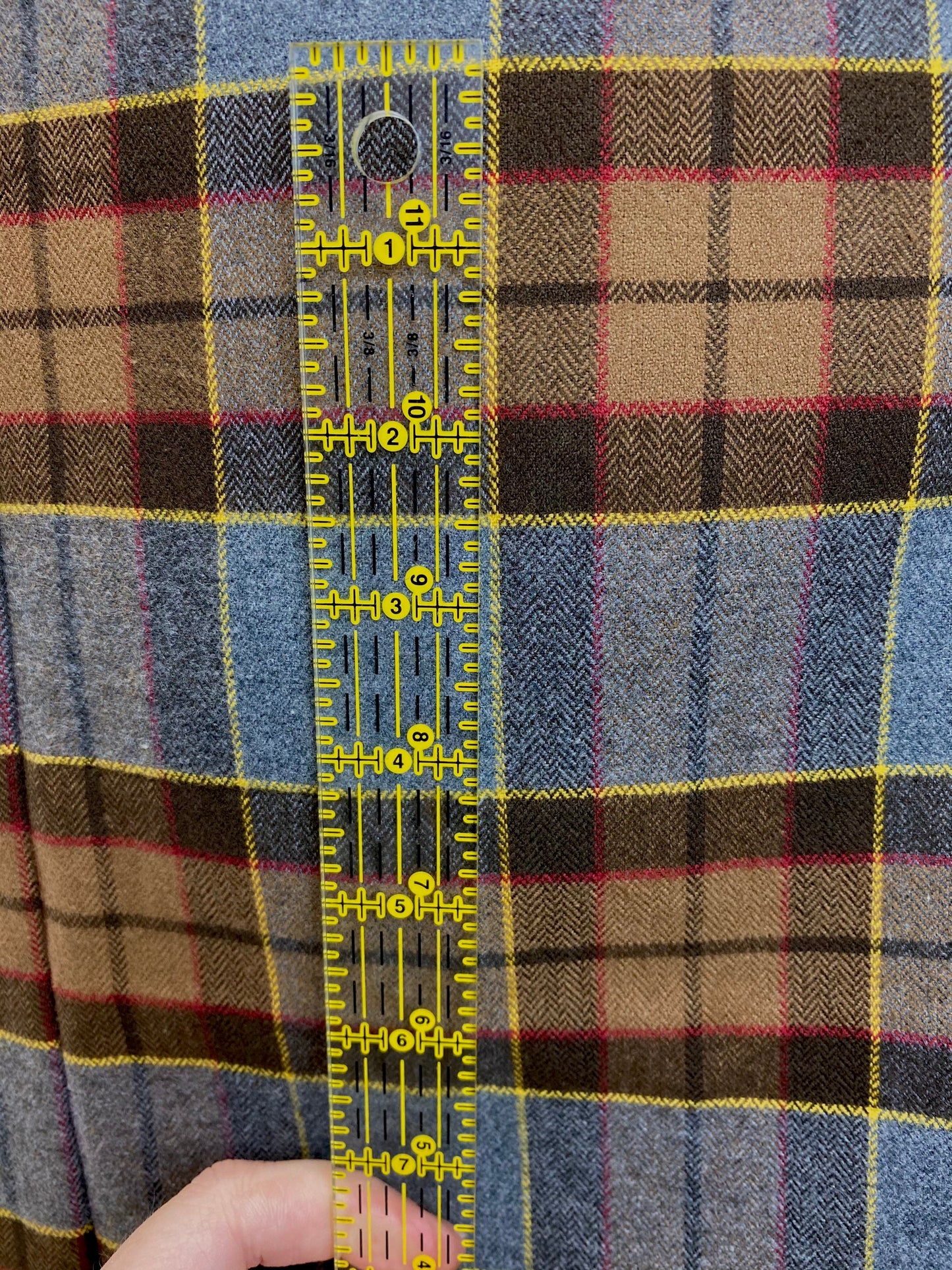 Écharpe Ascot - Inspirée du clan Fraser d'Outlander, en flanelle de coton grise, marron, jaune et rouge