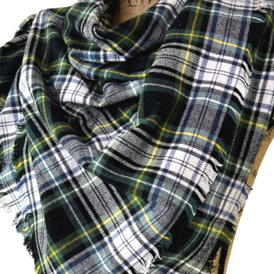 Bufanda infinita o tipo manta de franela a cuadros escoceses de color verde perenne, negro, blanco, azul polvoriento y amarillo