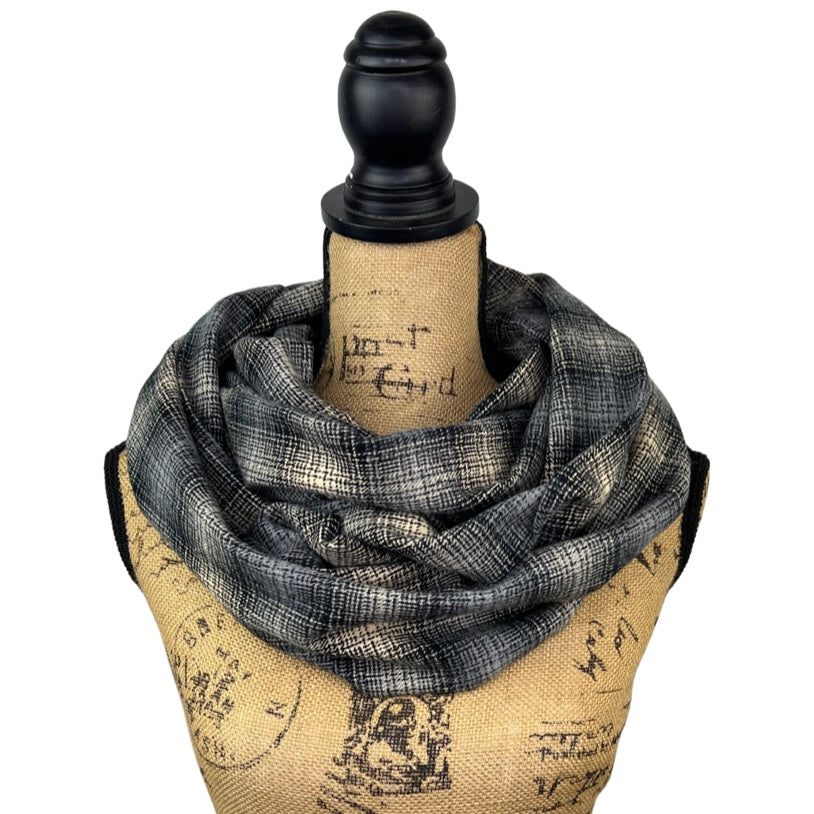 Écharpe infinie ou couverture en flanelle à carreaux gris fumé clair et beige sable