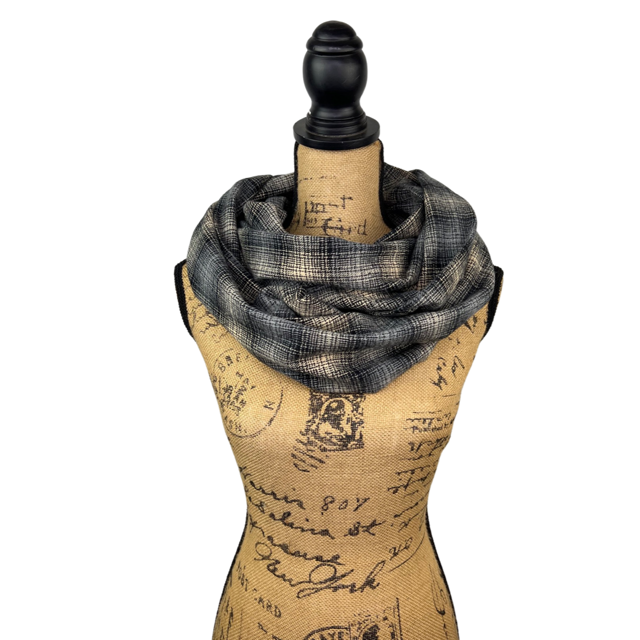 Écharpe infinie ou couverture en flanelle à carreaux gris fumé clair et beige sable