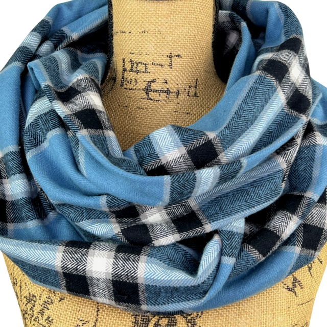 Écharpe infinie ou couverture en flanelle à carreaux bleu poussiéreux, noir, blanc et beige