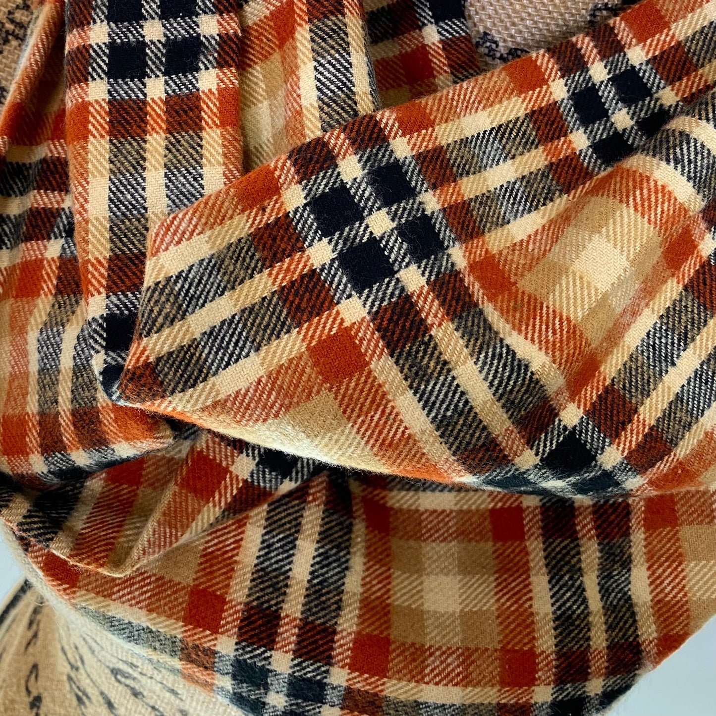 Plaid aux épices de citrouille - Couleurs d'automne : orange rouille, beige, crème d'avoine et noir. Écharpes infinies et couvertures à carreaux