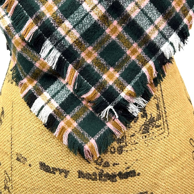 Écharpe infinie ou couverture en flanelle à carreaux vert forêt foncé, noir, blanc, caramel et rose pâle