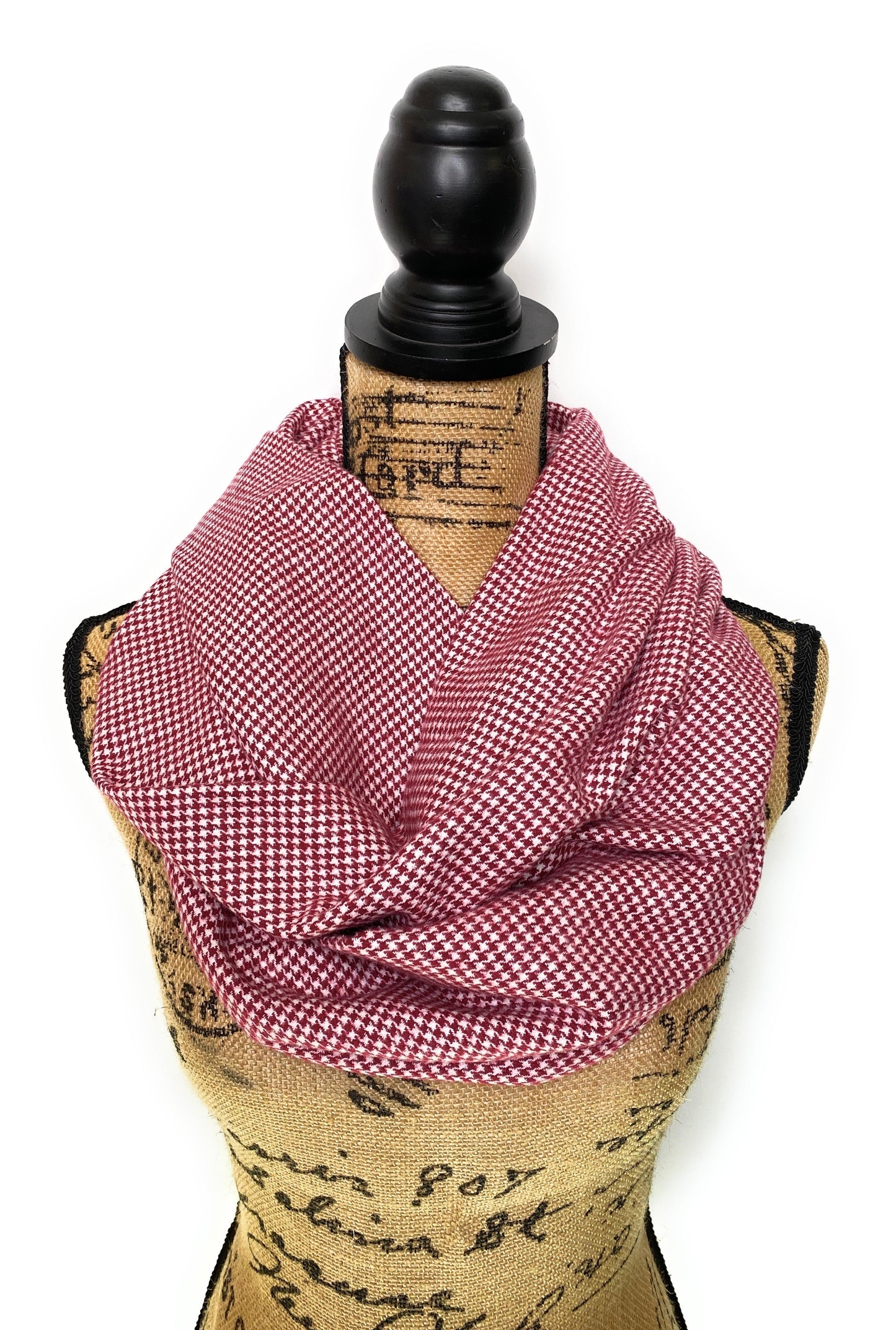 Écharpes et couvertures à petits carreaux pied-de-poule rouge cerise et blanc