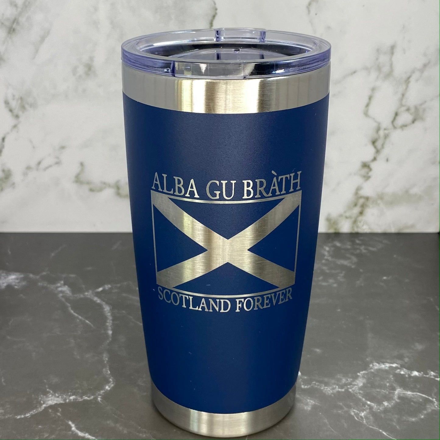 Vaso térmico de doble pared de 20 oz con recubrimiento en polvo y grabado láser de la bandera de Escocia "Forever Saltire" de Alba Gu Bràth
