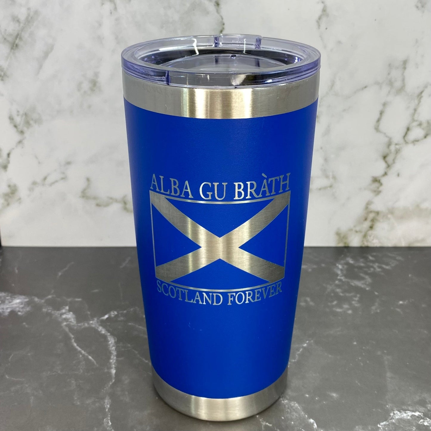 Vaso térmico de doble pared de 20 oz con recubrimiento en polvo y grabado láser de la bandera de Escocia "Forever Saltire" de Alba Gu Bràth
