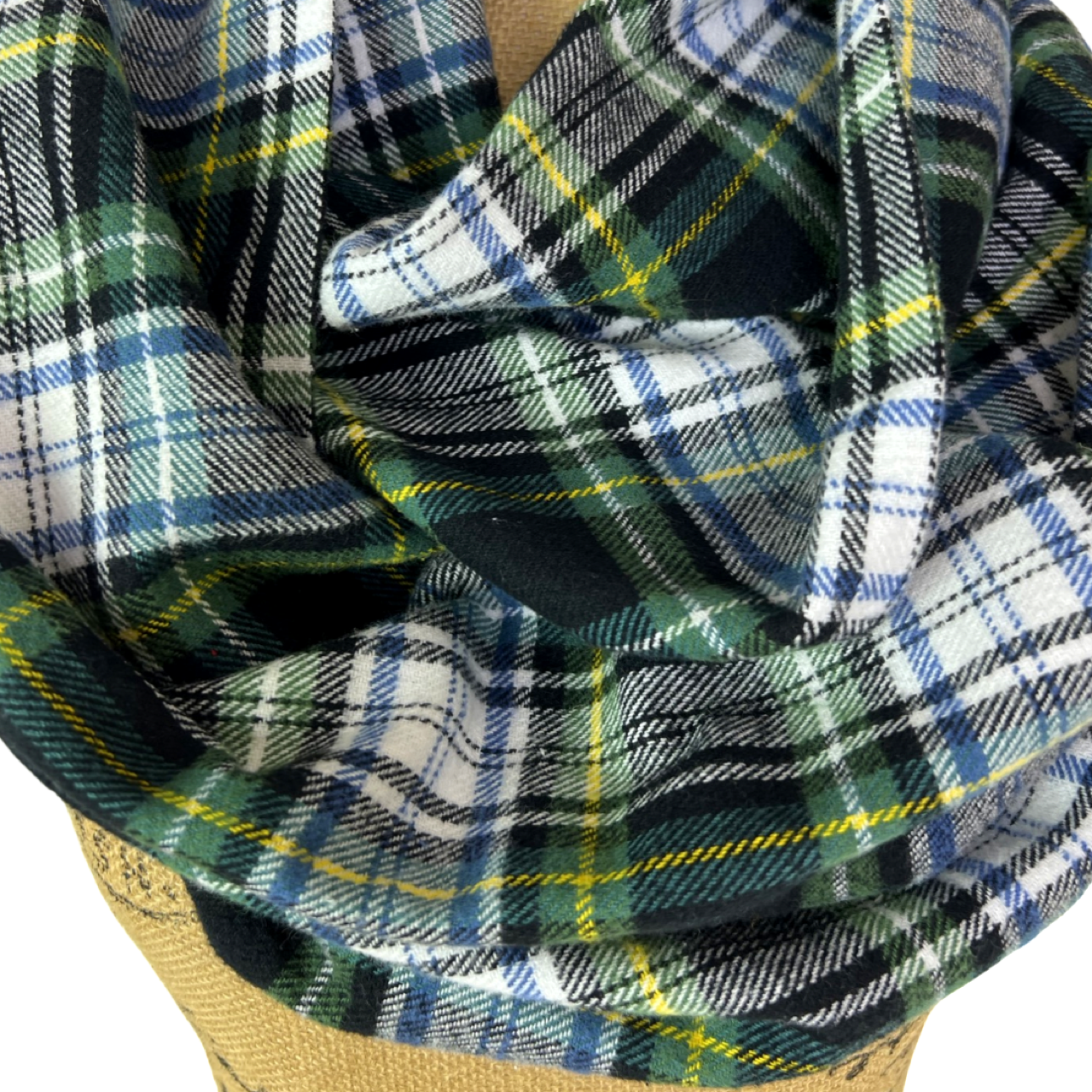 Bufanda infinita o tipo manta de franela a cuadros escoceses de color verde perenne, negro, blanco, azul polvoriento y amarillo