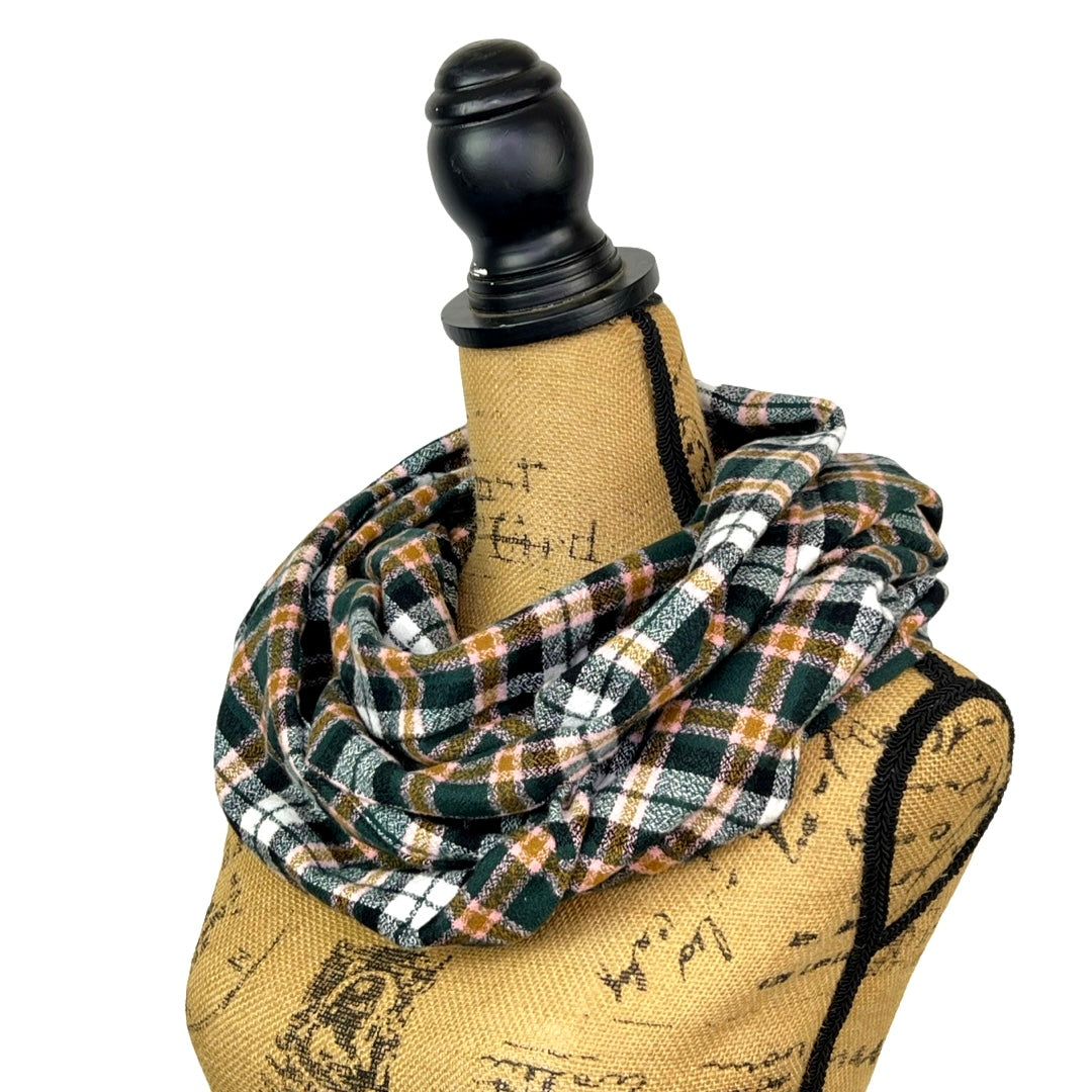 Écharpe infinie ou couverture en flanelle à carreaux vert forêt foncé, noir, blanc, caramel et rose pâle