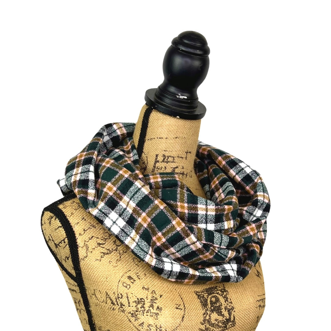 Écharpe infinie ou couverture en flanelle à carreaux vert forêt foncé, noir, blanc, caramel et rose pâle