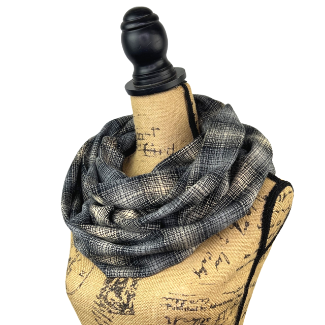 Écharpe infinie ou couverture en flanelle à carreaux gris fumé clair et beige sable