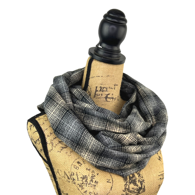 Écharpe infinie ou couverture en flanelle à carreaux gris fumé clair et beige sable
