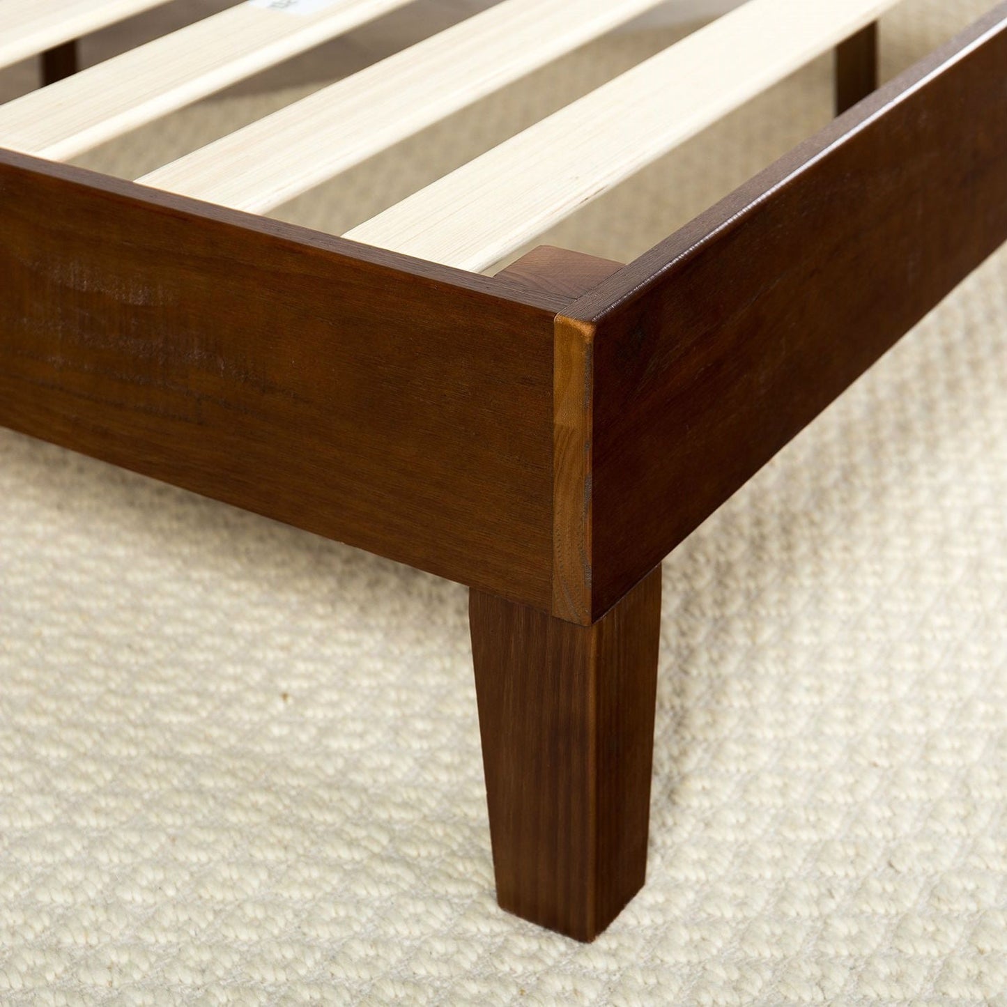 Base de cama King size de perfil bajo de madera maciza con acabado espresso