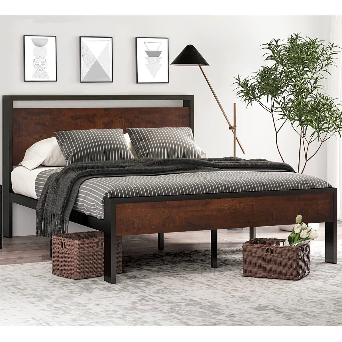 Base de cama King de metal con cabecero y piecero de madera de caoba