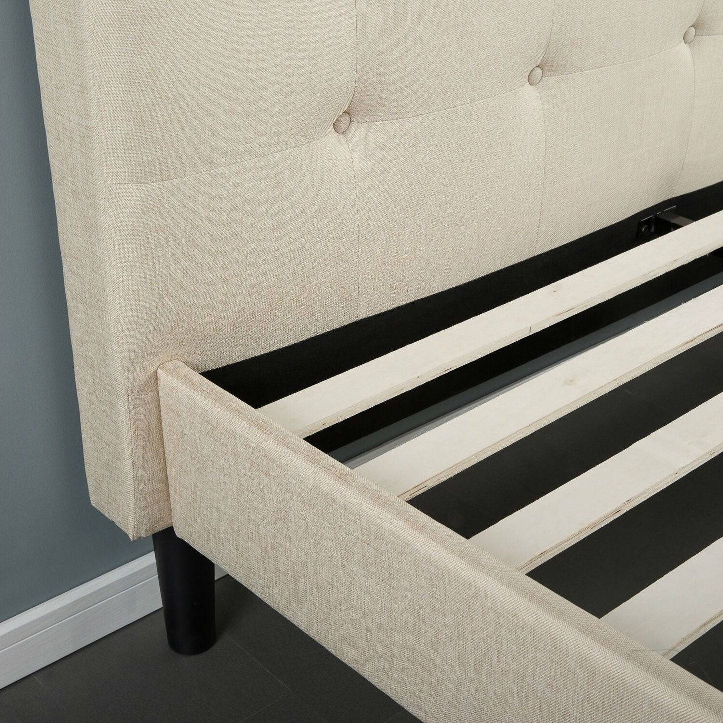 Estructura de cama King size tapizada en beige grisáceo con cabecero