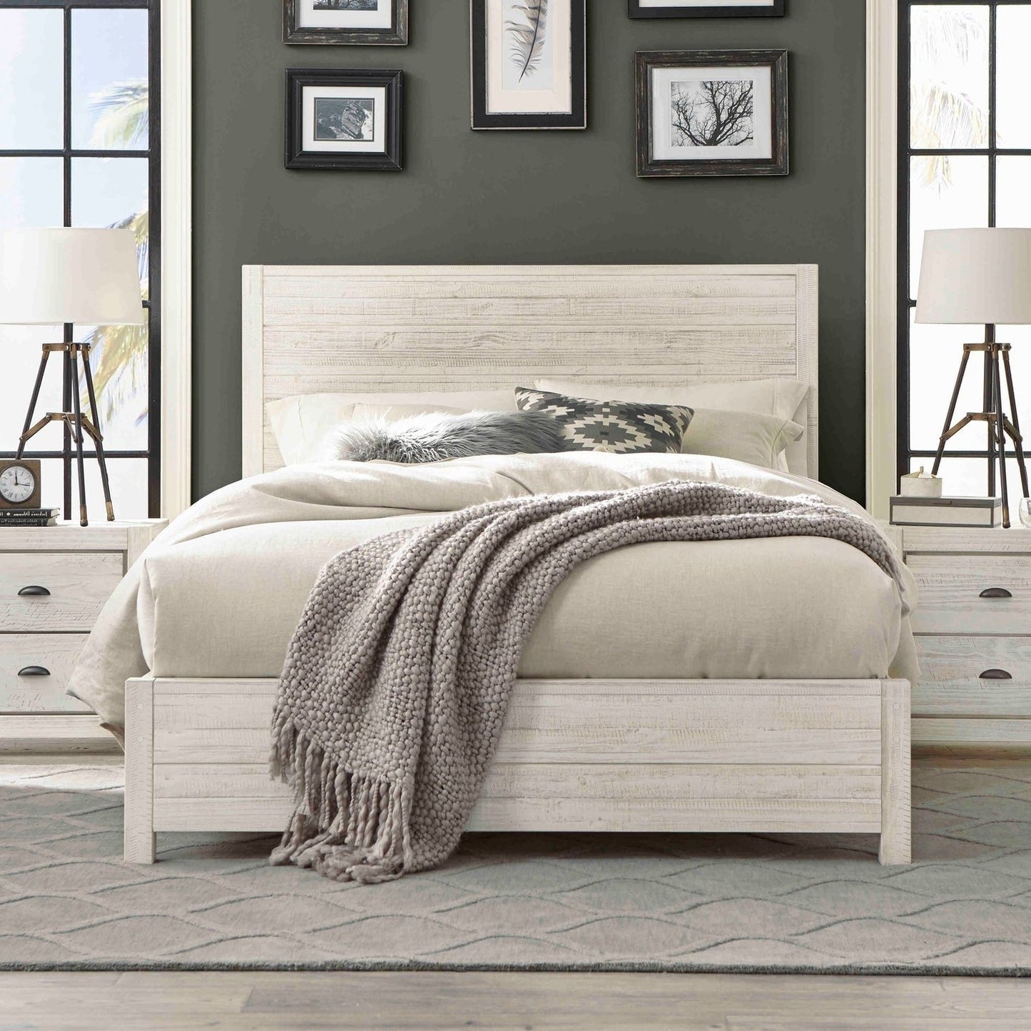 Cama con plataforma FarmHome de pino macizo blanco roto, tamaño King