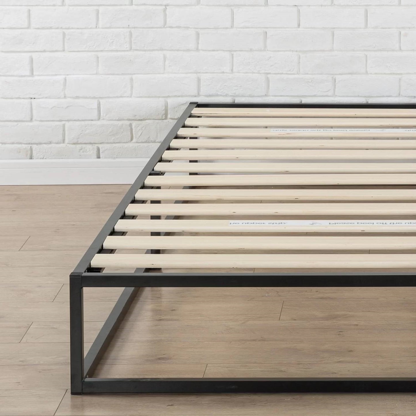 Base de cama de plataforma con somier de metal y madera, tamaño King, perfil bajo, 25 cm (10 pulgadas), moderna