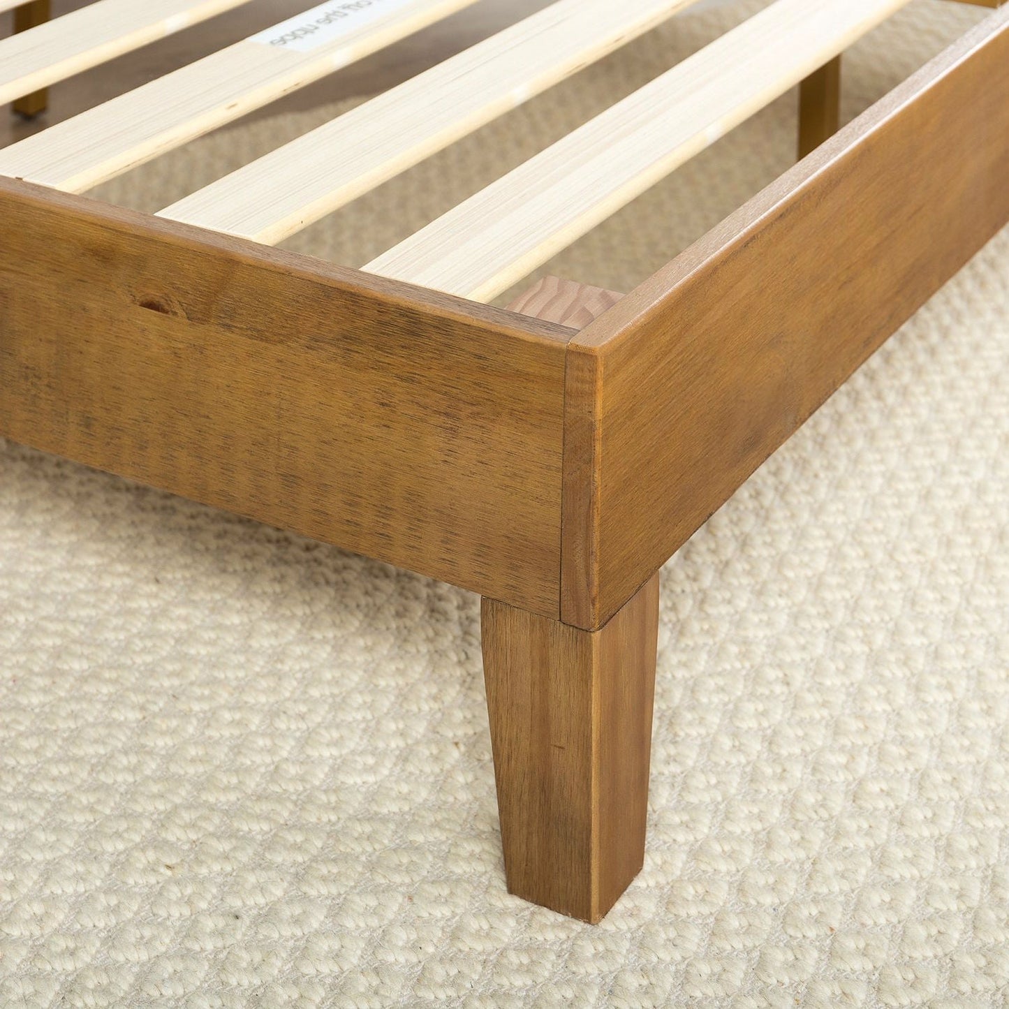 Estructura de cama moderna tamaño King con plataforma en acabado pino rústico