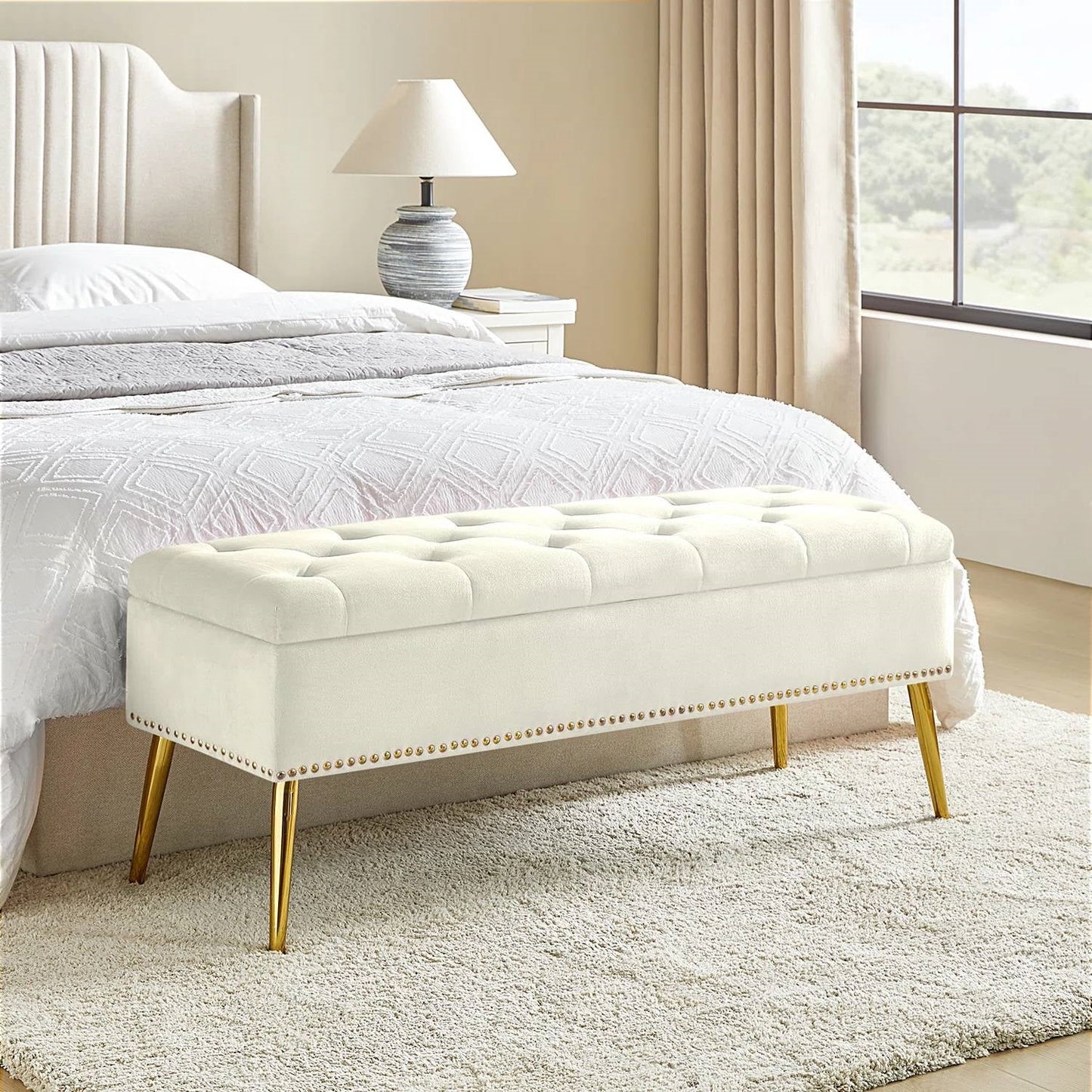 Banco de almacenamiento de cama moderno de mediados de siglo con asiento de terciopelo marfil y patas doradas