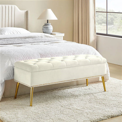 Banco de almacenamiento de cama moderno de mediados de siglo con asiento de terciopelo marfil y patas doradas