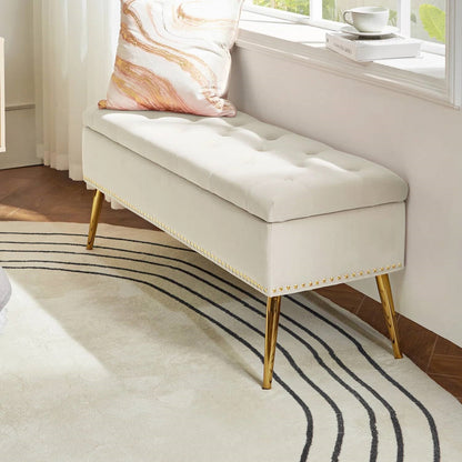 Banco de almacenamiento de cama moderno de mediados de siglo con asiento de terciopelo marfil y patas doradas