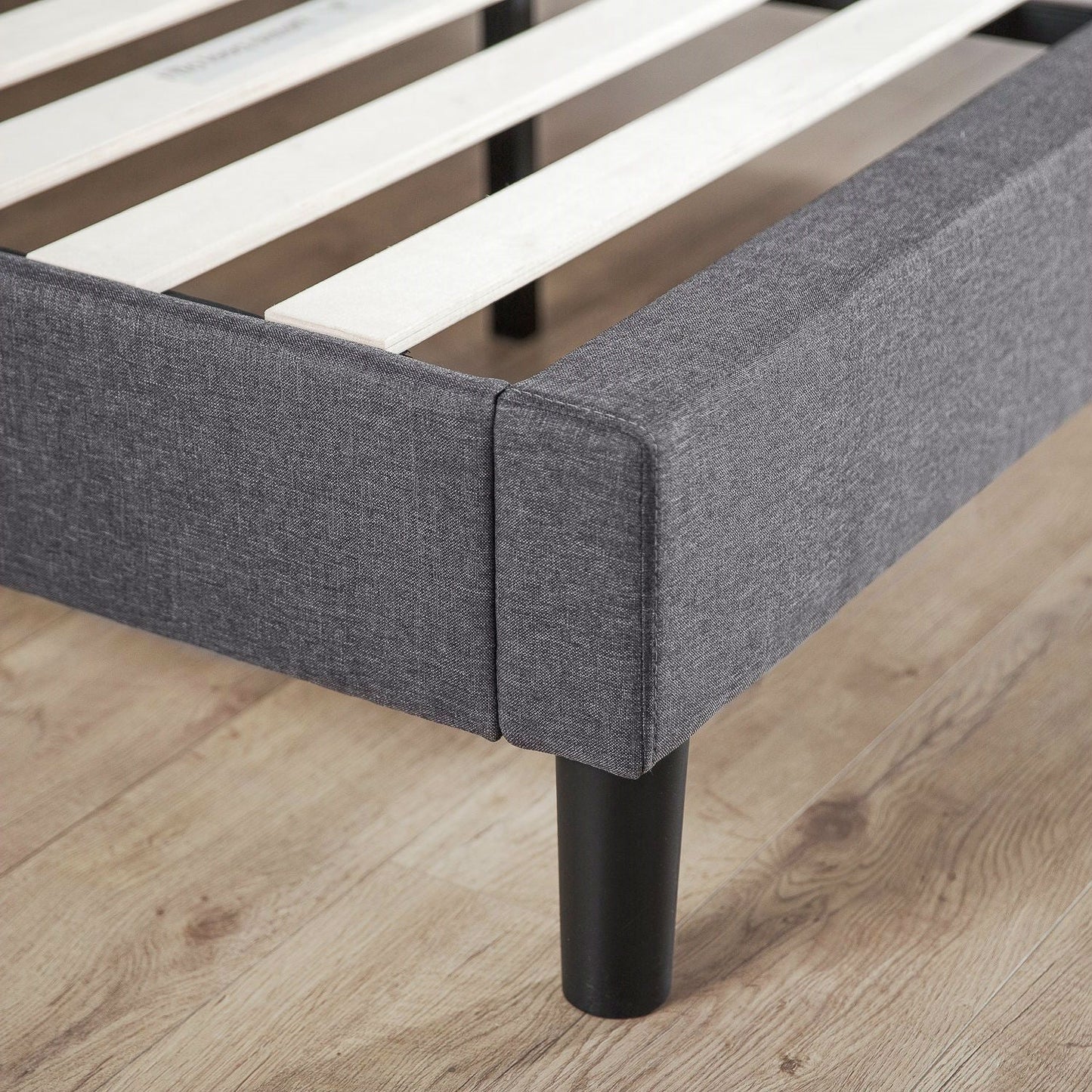 Base de cama tapizada gris tamaño King con patas estilo Mid-Century