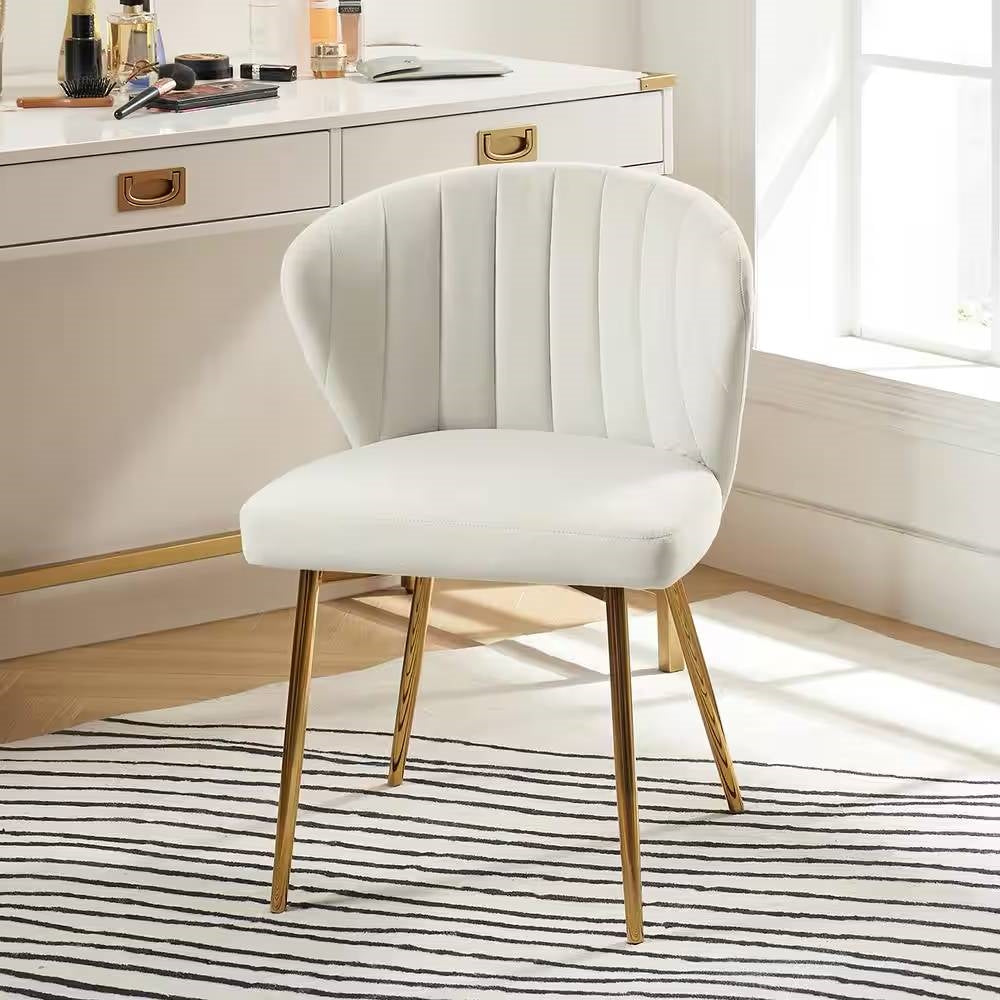 Sillón auxiliar tapizado en terciopelo blanco marfil con patas metálicas doradas