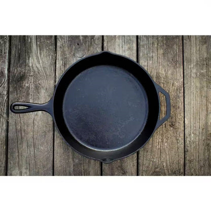 Sartén de hierro fundido de 12 pulgadas con pico vertedor - Hecho en EE. UU.