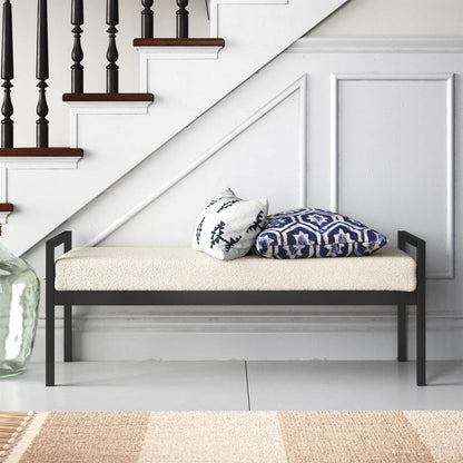 Banco de cama industrial moderno con estructura de metal negro y cojín tapizado crema