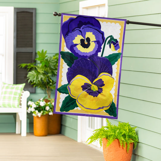 Bandera de casa con apliques de pensamientos vibrantes