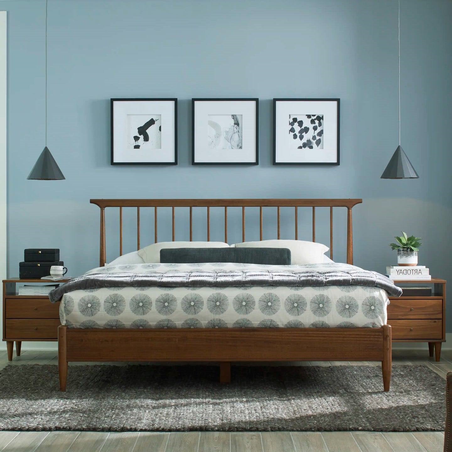 Base de cama de plataforma King Size de madera maciza de mediados de siglo con cabecera en nogal